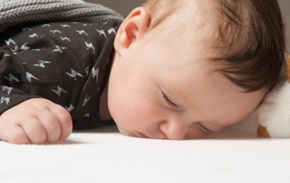 האם לאפשר לתינוק לישון על הבטן?